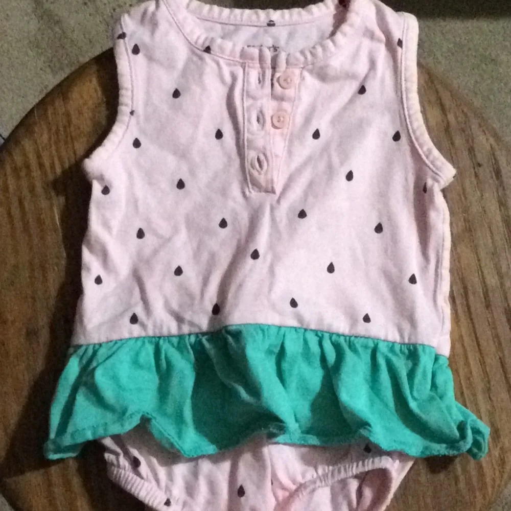 Carter’s onesie size 6 months